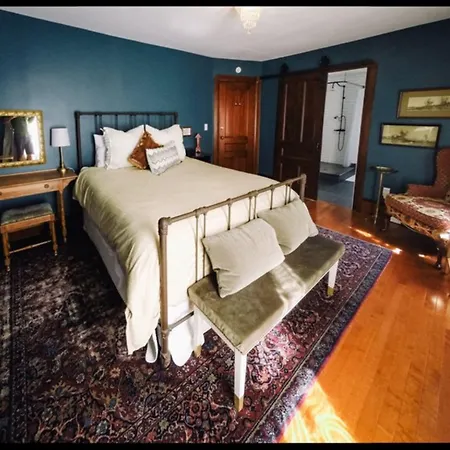 Burdett House Bed & Breakfast-3